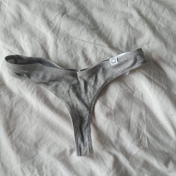 Grijze of groene katoenen string
